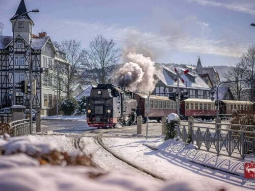Winterliche Schmalspurbahn auf Westerntorkreuzung