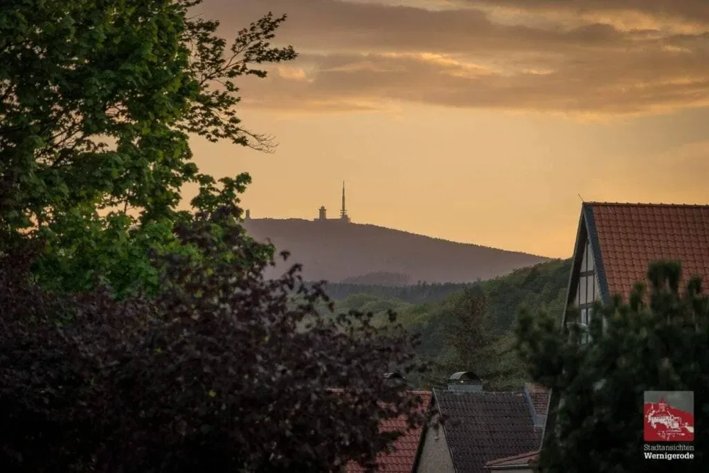 Der Brocken im Sonnenuntergang. Ein Blick aus der Friedrichstraße in Wernigerode (OT Hasserode).