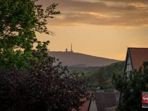 Der Brocken im Sonnenuntergang. Ein Blick aus der Friedrichstraße in Wernigerode (OT Hasserode).