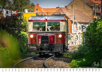 Historischer Triebwagen „Der Maus“ auf Gleis durch Wernigerode im Harz.