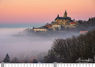 Schloss Wernigerode ragt aus dem Nebel Nebel, Sonnenuntergang.