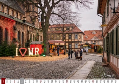 Weihnachtsmarkt in malerischem Stadtzentrum mit Fachwerkhäusern.