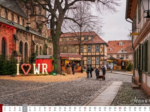 Weihnachtsmarkt in malerischem Stadtzentrum mit Fachwerkhäusern.