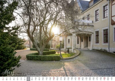 Hof mit Rekotratsvilla der Hochschule Harz im Sonnenaufgang.