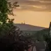 Der Brocken im Sonnenuntergang. Ein Blick aus der Friedrichstraße in Wernigerode (OT Hasserode).