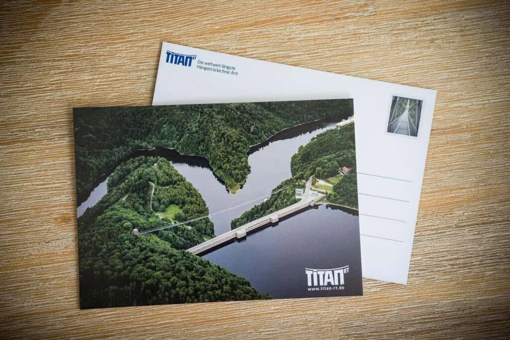 Hängebrücke TitanRT - Luftaufnahme Stausee | Postkarte Stadtansichten Harzdrenalin