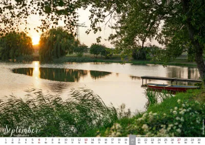 Idyllischer See bei Sonnenuntergang im September.