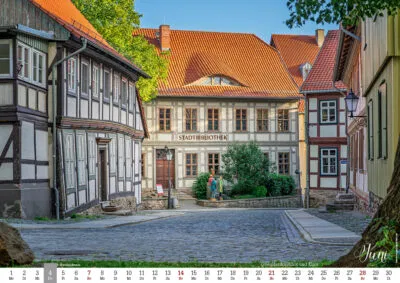Fachwerkhäuser und Stadtbibliothek Wernigerode bei Sonnenschein