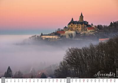 Schloss Wernigerode ragt aus dem Nebel Nebel, Sonnenuntergang.